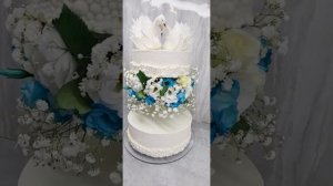 свадебный торт. торт с живыми цветами. лебеди из мастики. двухьярусный торт.