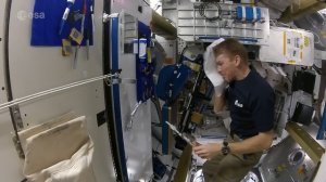 Как космонавты МКС принимают водные процедуры