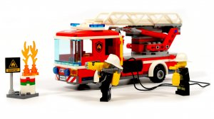 Собираем Пожарную машину с лестницей из конструктора LEGO -  Lego City 60107