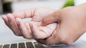 Нима учун кулларимиз увишиб колади