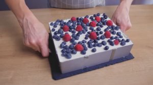 ТОРТ СО ВЗБИТЫМИ СЛИВКАМИ И ЯГОДАМИ