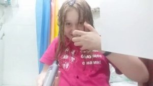 девочка красит волосы