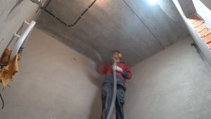 Укладка керамогранита на потолок. Зачем? Как думаете?