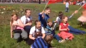 Дети кричат ура