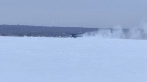 Взлет самолета Ан2 на лыжах с снежного поля.
