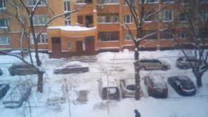 Мальчики прыгают с балкона который находится на втором этаже