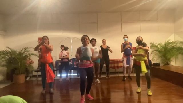 Esta noche - Mike Bahía & Greeicy - Bachata - Mama en Forma смотреть онлайн