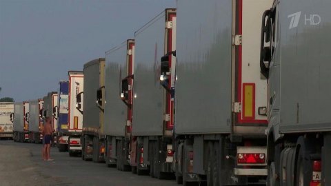 В Грузии российских дальнобойщиков отправляют отстаиваться на старой дороге в огромной пробке