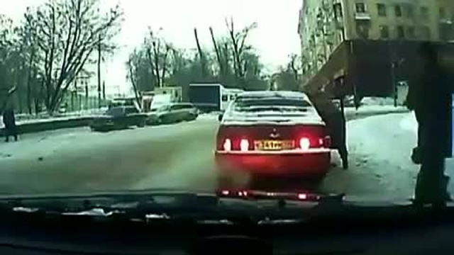 Школьник атакует машину / www.kengarags.ru смотреть онлайн