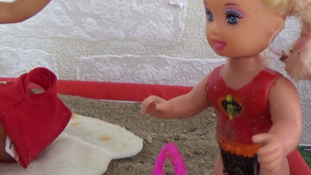 В ПЕСОК ЗА ВРЕДНОСТЬ! МАКС МЕШАЕТ КАТЕ КУПАТЬСЯ В БАССЕЙНЕ. ВЕСЕЛАЯ СЕМЕЙКА МУЛЬТИКИ БАРБИ КУКЛЫ