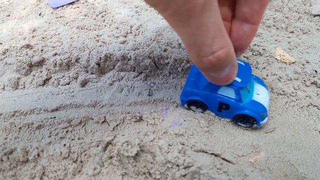 Поли робокар игра в песочнице/Poli Robocar Spielt Im Sandkasten/Poli Robocar Playing In The Sandbox
