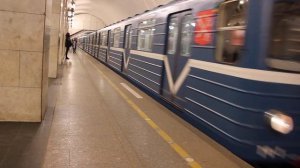 Грузовой поезд в метро