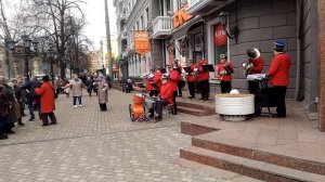 Выйду на улицу, гляну на село - девки гуляют, и мне весело!