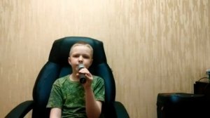 Песня "Любовь уставших лебедей".Сын решил спеть самостоятельно.