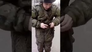 Солдат-Кран завязывать шнурки по армейски