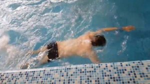 Совместная тренировка по плаванию сына с матерью