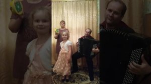 Исполняет семейное трио «Игорь, Вера и Настенька Пискаревы», песня «Вишенки - сережки»