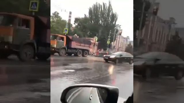 Укладка асфальта в ливень на Будённовском