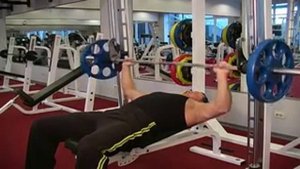 Жимы лежа в машине Смита - FitnessTube.ru