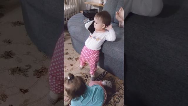 Алло. Ребенок говорит по телефону смотреть онлайн