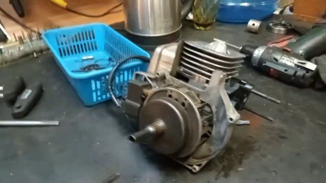 Бензокоса HUSQVARNA 125C. Сборка двигателя и самого триммера смотреть онлайн