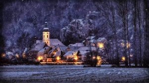 Уютный городок на фоне гор - Атмосферный скринсейвер, Фоновое видео для уютной атмосферы.