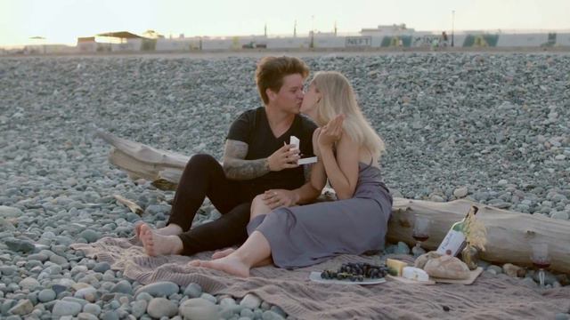 ЛЮБИТ ИЛИ ВЕДЕТ ИГРУ? смотреть онлайн