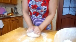 Тесто на треугольники  и делаем розы из теста.