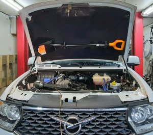 Лопата под капотом УАЗ Патриот.