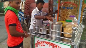 Eating Fuchka ( Golgappa / Panipuri ) -  Indian Street Food Kolkata - Bengali Street Food Lover