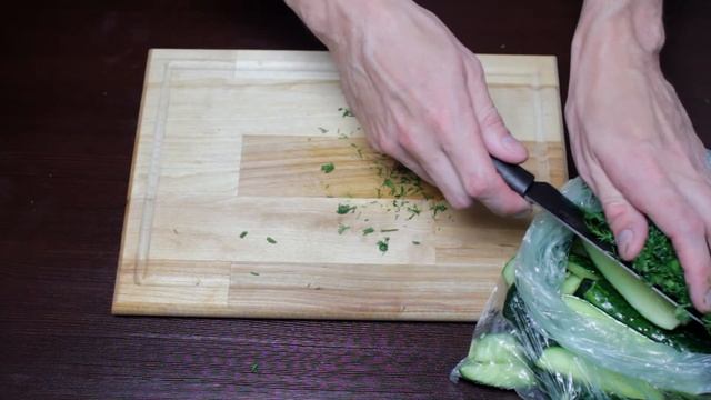 ХРУСТЯЩИЕ малосольные огурцы в пакете с чесноком и укропом - БЫСТРЫЙ и ВКУСНЫЙ рецепт [за пол часа]