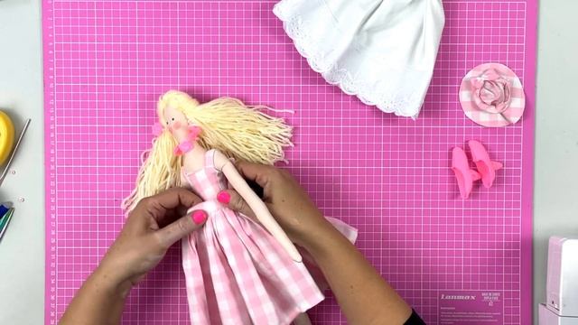 Crie sua Própria Tilda Barbie: Curso de Boneca de Pano Barbie da FluFlu - Passo a passo e Moldes смотреть онлайн