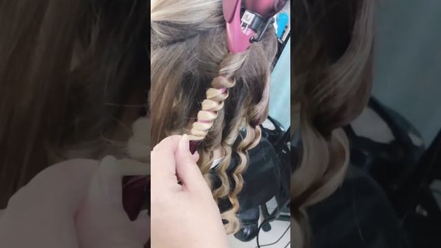 Мелирование корней в Т зоне и быстрая укладка на щипцы 19 диаметра .