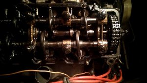 Москвич Иж-412: клапанная крышка двигателя снята