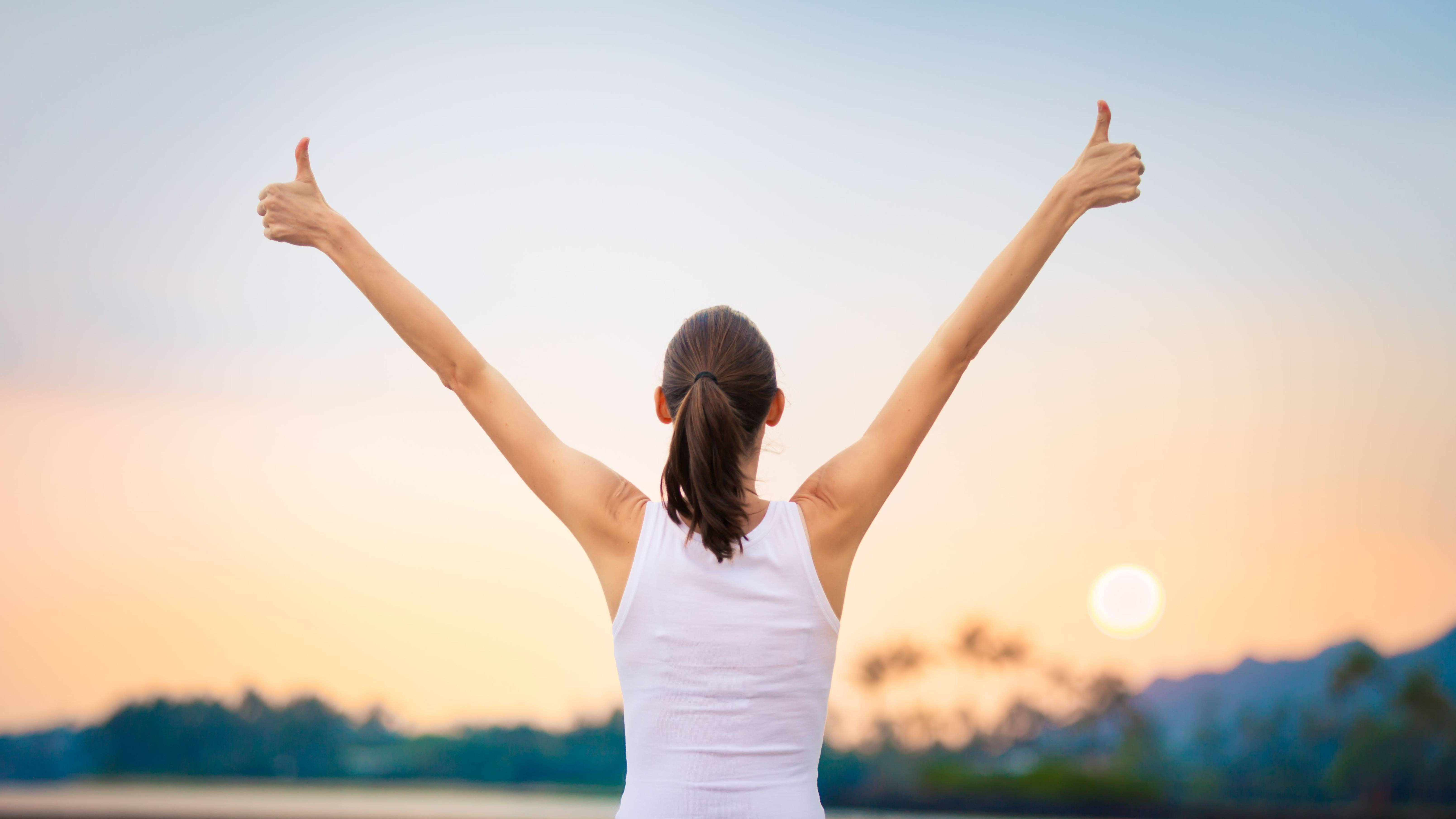 Живите здесь и сейчас. Открытки жизнь прекрасна и удивительна. Счастье картинки. Счастье до небес. Жить здесь и сейчас.