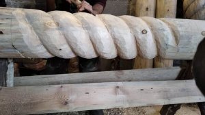 Резьба по дереву. Винтовой столб.