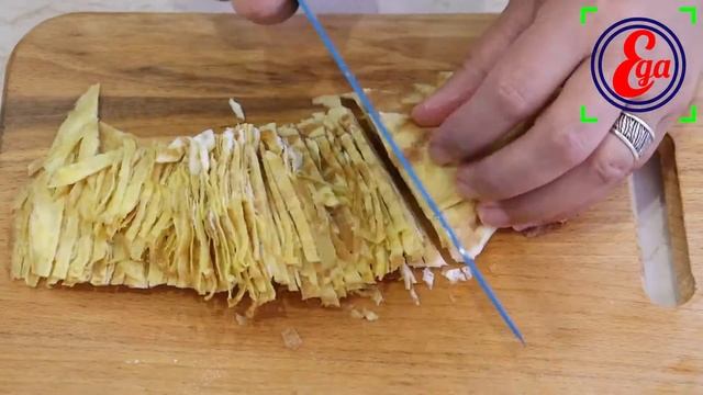 Салат с копченой курицей, морковью по-корейски и яичными блинчиками