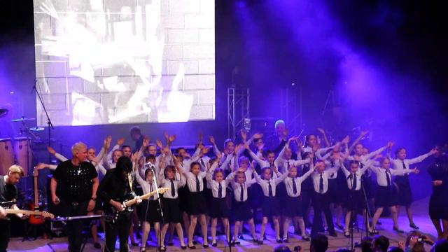 The Pink Floyd Show UK & ДЭВС КНОПОЧКИ - Another Brick in the Wall [16.04.2018] смотреть онлайн