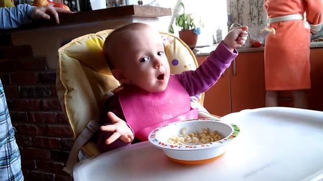 Вероника ест самостоятельно. смотреть онлайн