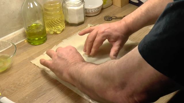 Пирожки - подушечки по-турецки из теста "Фило" с сыром (бёрек). Зажаренные и запечённые.