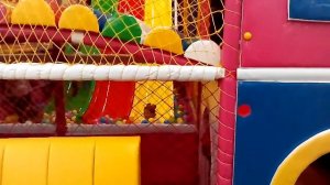 Детский развлекательный центр с горками, батутами и бассейном с кубиками