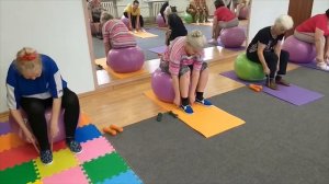 Оздоровительный фитнес пожилых людей - упражнения с экспандером