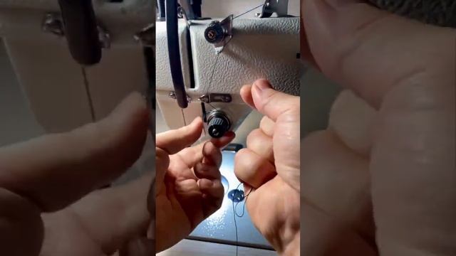 Как вдеть нить в промышленную швейную машину #своимируками #швейная #швейнаямашинка #shorts