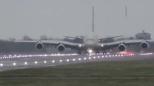 Экстремальная посадка самолёта Airbus A380 Etihad в аэропорту Хитроу во время шторма «Деннис»