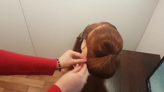 Прическа валик и трех прядное плетение кос с одним подхватом