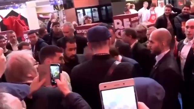 МАКРОНУ ПРИЛЕТЕЛО ЯЙЦОМ В ЛОБ ВО ВРЕМЯ ВСТРЕЧИ С ИЗБИРАТЕЛЯМИ. ПРИВЕТ ОТ