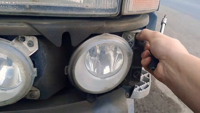 Как поменять лампу противотуманной фары на Scania R440 5 серии