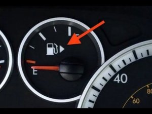 Никогда не разрешайте заправщику на АЗС заправлять полный бак бензина или солярки