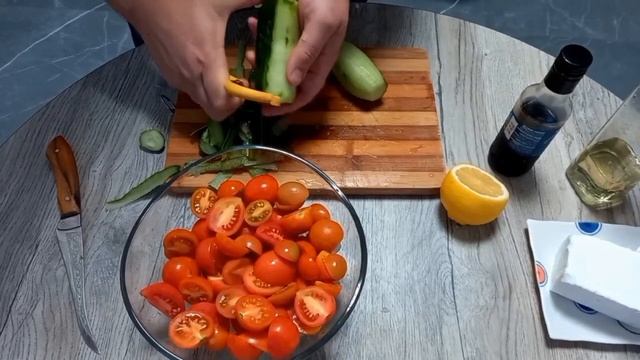 Салат з помідор "чері", огірків та сиру "фета". Рецепт приготування. Смачно. Швидко. Просто. смотреть онлайн