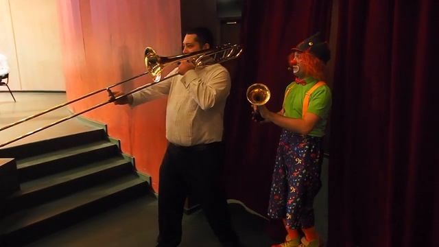 Клоун-дирижер Рон Клаксон и Оркестр духовых инструментов в Московском международном Доме музыки. смотреть онлайн